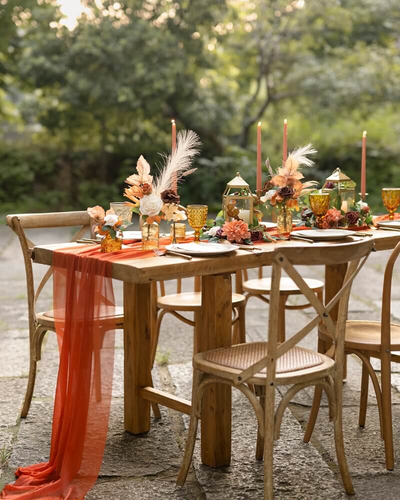 Eleganckie kompozycje kwiatowe i świece zdobią stoły podczas przyjęcia weselnego Eleganckie kwiaty i świece zdobią biały obrus weselny