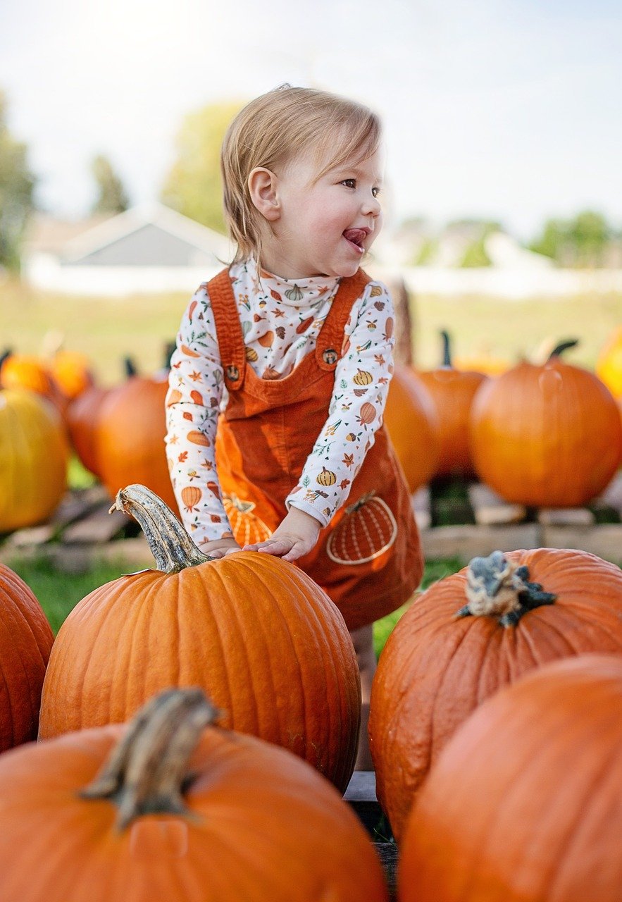 Czarne świece, dynie i plastikowe pająki tworzą złowrogą atmosferę przy halloweenowym stole
