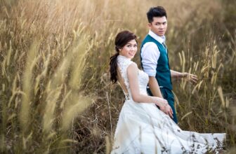 Elegancka, srebrna rama z delikatnym ornamentem doskonale eksponuje najpiękniejsze chwile z wesela