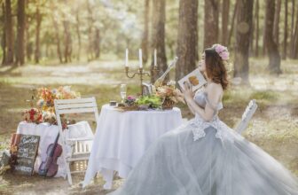 Eleganckie białe wstążki z tiulu delikatnie oplatają krzesła, tworząc romantyczną atmosferę weselną