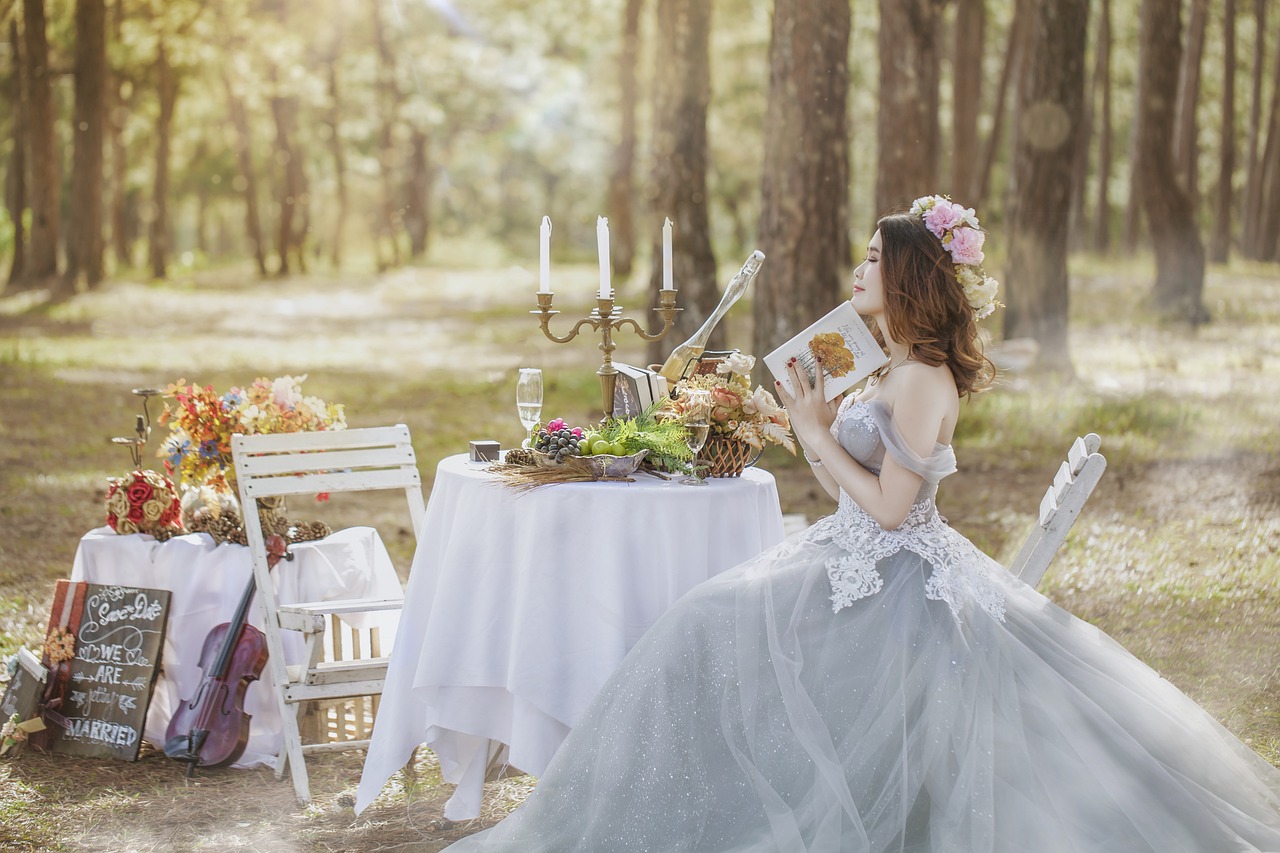 Eleganckie białe wstążki z tiulu delikatnie oplatają krzesła, tworząc romantyczną atmosferę weselną